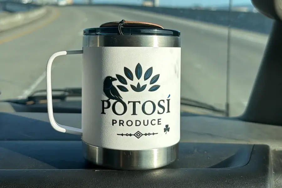 Taza de Potosí Produce en el tablero de la camioneta, en ruta